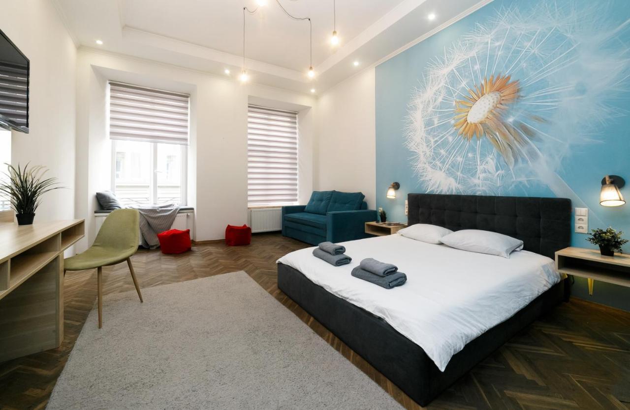 Main Square Apartment Good Stay In The City Center Львов Экстерьер фото